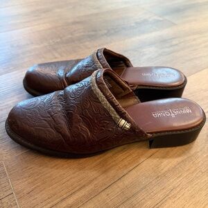 Minnetonka Women’s 9 Tooled Floral Brown Leather Mules Clogs Heeled Braided Rope